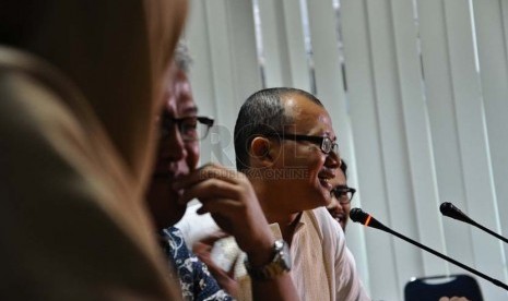 Peneliti ICW Emerson Yuntho (tengah) berbicara kepada media usai audiensi di kantor Pusat Pelaporan Analisa Transaksi Keuangan (PPATK), Jakarta, Senin (12/1).( Republika/Tahta Aidilla)