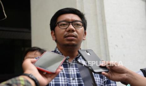 Peneliti Iindonesia Corruption Watch (ICW) Kurnia Ramadhana memberikan keterangan usai menyerahkan surat yang ditujukan untuk Ketua Mahkamah Agung Muhammad Hatta Ali di Gedung Mahkamah Agung, Jakarta, Selasa (27/2).