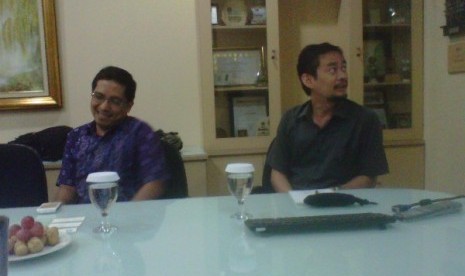 Peneliti independen dari ICW dan TII Luky  Djani (kanan) dan Philips Vermonte dari CSIS (kiri)