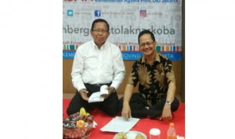  Peneliti Indonesia Bermutu Afrizal Sinaro (kanan) dan Kepala Bidang Pendidikan Madrasah Provinsi DKI Jakarta Sadirin MA berdiskusi mengenai persiapan teknis FGD mengenai Madrasah Bermutu, Selasa (20/9/2016).