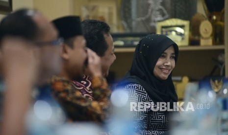 Peneliti Indonesia Bermutu Eka Putri Handayani (kanan), memberikan pemaparan saat berdiskusi bersama awak redaksi REPUBLIKA di Kantor REPUBLIKA, Jakarta, Rabu (21/12).