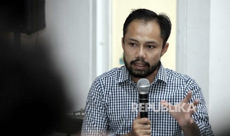 Peneliti Indonesia Corruption Watch (ICW), Donal Fariz, menyampaikn pandangannya saat menjadi pembicara dalam diskusi di sekretariat ICW, Jakarta, Jumat (13/1).