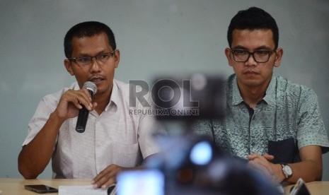 Peneliti Indonesia Corruption Watch (ICW) Febri Hendri (kiri) bersama peneliti Pusat Studi Hukum dan Kebijakan (PSHK) Miko Ginting (kanan) memberikan pemaparannya saat melakukan diskusi bersama media di Kantor ICW, Jakarta, Rabu (2/9).