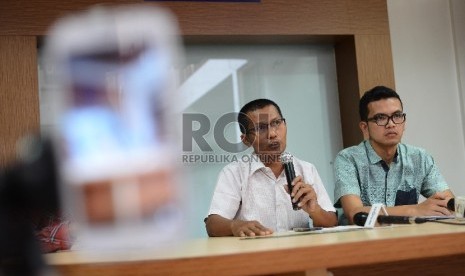 Peneliti Indonesia Corruption Watch (ICW) Febri Hendri (kiri) bersama peneliti Pusat Studi Hukum dan Kebijakan (PSHK) Miko Ginting (kanan) memberikan pemaparannya saat melakukan diskusi bersama media di Kantor ICW, Jakarta, Rabu (2/9).