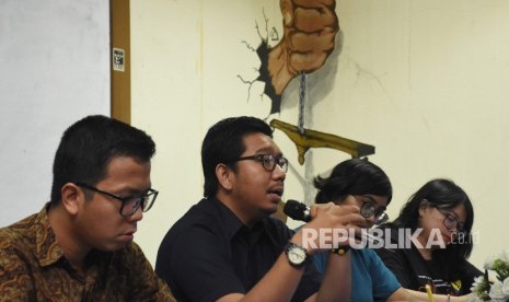 Peneliti Indonesia Corruption Watch (ICW) Kurnia Ramadhana (kedua kiri).