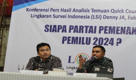 Peneliti Lingkaran Survei Indonesia Denny JA, Adjie Alfaraby, saat memaparkan hasil quick count partai politik dalam Pemilu 2024.