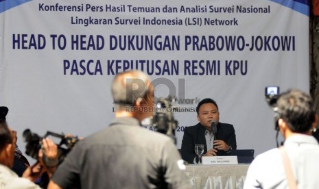 peneliti Lingkaran Survei Indonesia (LSI) Ade Mulyana memaparkan hasil survei Lingkaran Survei Indonesia (LSI) tentang dukungan Capres pascapenetapan resmi KPU di Jakarta, Kamis (7/8).  (Republika/Aditya Pradana Putra)