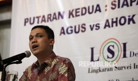 Peneliti Lingkaran Survei Indonesia ( LSI ) Ardian Sopa (kanan) memaparkan hasil survei LSI mengenai elektabilitas Pasangan calon Gubernur dan Wakil Gubernur pada pemilihan dua putaran di Jakarta, Selasa (20/12). 