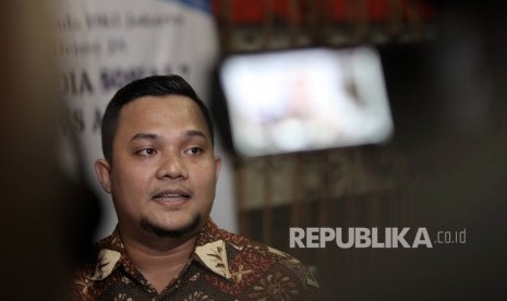 Peneliti Lingkaran Survei Indonesia (LSI) Denny JA Denny JA Rully Akbar memberikan keterangan pers terkait hasil survei terhadap pengguna media sosial dalam menentukan pilihan terhadap Cagub DKI Jakarta di Kantor LSI Denny JA, Jakarta, Selasa (21/3).