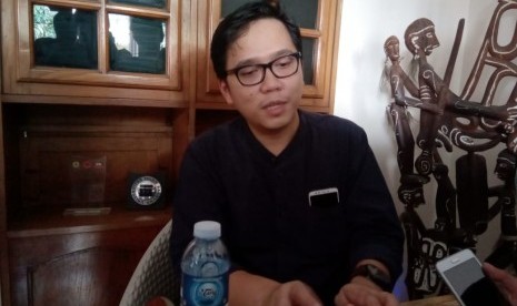 Peneliti LIPI Muhamad Haripin memberikan keterangan kepada awak media di kantor Lokataru, Senin (1/7).