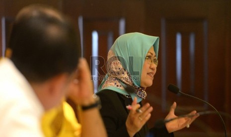 Peneliti LIPI Siti Zuhro memberikan paparan saat menjadi pembicara dalam diskusi terkait Partai Golkar di Jakarta, Jumat (20/11).