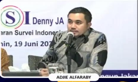 Peneliti LSI Denny JA, Adjie Alfaraby memaparkan hasil survei elektabilitas calon presiden berdasar kesukaan pada presiden sebelumnya, Senin (19/6/2023).