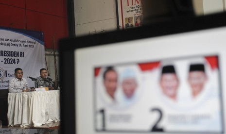 Peneliti LSI Denny JA, Ardian Sopa (kedua kiri) didampingi moderator Ikrama Masloman (kiri) menyampaikan paparan dalam konferensi pers hasil temuan dan analisis survei nasional bertajuk Siapa Presiden RI 2019-2024 di Jakarta, Jumat (12/4/2019).