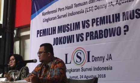 Peneliti LSI Rully Akbar saat konferensi pers Pemilih Muslim VS Pemilih Muslim: Jokowi atau Prabowo? di Jakarta, Jumat (24/8).