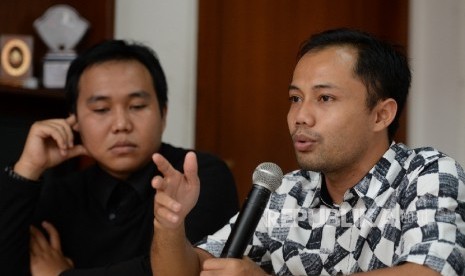 Peneliti Perludem Fadli Ramadhanil (dari kiri) bersama Peneliti ICW Donal Fariz saat konferensi terkait penyelenggaraan Pilkada di Kantor ICW, Jakarta.