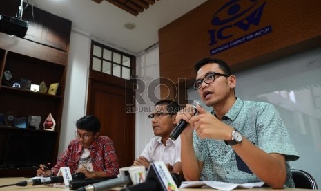 Peneliti Pusat Studi Hukum dan Kebijakan (PSHK) Miko Ginting (kanan)