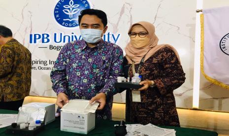 Peneliti Pusat Studi Satwa Primata (PSSP) Lembaga Penelitian dan Pengabdian Kepada Masyarakat (LPPM) IPB University membuat Kit ELISA IPB, Antibodi COVID-19, yang akan digunakan untuk mengevaluasi keberhasilan vaksinasi atau pembentukan antibodi Covid-19.