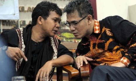 Peneliti senior IRE Arie Sudjito bersama Wakil Ketua Pansus RUU Desa Budiman Sudjatmiko saat acara Kenduri Warga untuk RUU Desa di Komplek Parlemen, Jakarta, Kamis (4/7). 