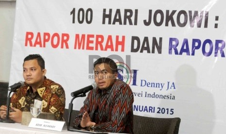 Peneliti senior LSI Dennya JA, Adjie Alfaraby (kanan) menjadi pembicara dalam diskusi hasil survei 100 hari kinerja Jokowi-JK, Kamis (29/1).(Republika/Agung Supriyanto)