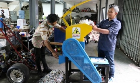 Peneliti tengah menerangkan cara kerja mesin pencacah sampah  plastik di Laboratorium Teknologi Mekanik Fakultas Teknik UGM, Kamis  (14/2).