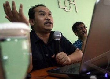 Peneliti Utama Lembaga Survei Indonesia (LSI) Saiful Mujani (kiri) dan Guru Besar Psikologi Politik Universitas Indonesia Hamdi Muluk saat peluncuran hasil survei terbaru LSI di Jakarta.