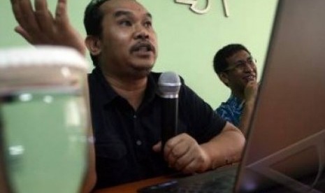 Peneliti Utama Lembaga Survei Indonesia (LSI) Saiful Mujani (kiri) dan Guru Besar Psikologi Politik Universitas Indonesia Hamdi Muluk saat peluncuran hasil survei terbaru LSI di Jakarta.