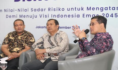 Peneliti Utama Organisasi Riset Kesehatan (ORK) Badan Riset dan Inovasi Nasional (BRIN) Prof. Dede Anwar Musadad, SKM, M.Kes (tengah), Pengamat kebijakan publik dari Center of Youth and Population Research (CYPR) Boedi Rheza S.E (kiri), dan Ketua Masyarakat Sadar Risiko Indonesia (Masindo) Dimas Syailendra menjadi pembicara dalam diskusi media bertema 