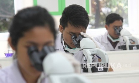 Mahasiswa kedokteran sedang praktikum di laboratorium mikrobiologi (ilustrasi) 