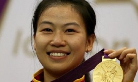 Penembak asal Cina, Yi Siling menjadi atlet pertama yang meraih medali emas di Olimpiade 2012.