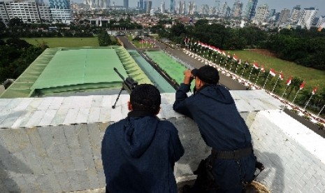 Penembak jitu dari Pasukan Pengaman Presiden (Paspampres) melakukan pengamatan dari atas gedung kompleks Parlemen Senayan, Jakarta, Kamis (15/8). 