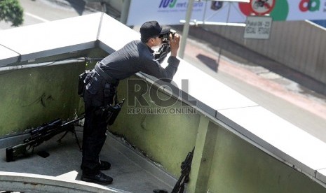 Penembak jitu mengamati suasana saat berjaga dari ketinggian gedung di kawasan Bundaran HI, Jakarta, Senin (20/4). (Republika/ Tahta Aidilla)