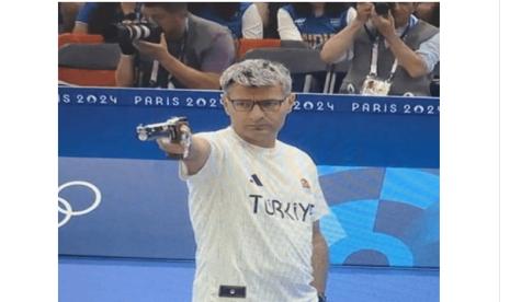 Penembak Turki Yusuf Dikec. Dikec terkenal dengan gayanya khas di Olimpiade Paris 2024 