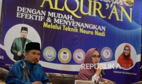  Penemu Teknik Neuro Nadi Ustaz Qr. Jalaluddin Haji Hasanuddin (kiri), bersama Komisaris Neuro Nadi Indonesia Ustazah Oki Setiana Dewi saat menjelaskan metode belajar Alquran dengan teknik Neuro Nadi, Jakarta, Selasa (31/1). 