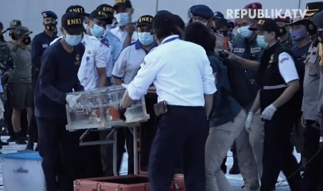 Penemuan FDR pesawat Sriwijaya Air SJ 182 yang jatuh di perairan Kepulauan Seribu.