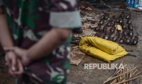 Penemuan Mortir. Petugas menata sejumlah mortir yang telah diambil dari dalam tanah di rumah warga di Gang Cinta Wangi, Dago, Bandung, Jawa Barat, Selasa (5/3/2019).