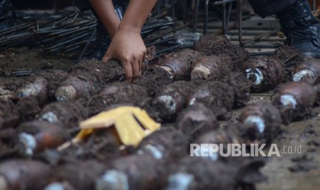 Penemuan Mortir. Petugas menata sejumlah mortir yang telah diambil dari dalam tanah di rumah warga di Gang Cinta Wangi, Dago, Bandung, Jawa Barat, Selasa (5/3/2019).