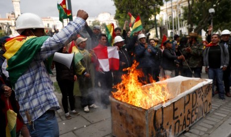 Penentang presiden Bolivia Evo Morales membakar peti mati sebagai simbol matinya pemerintahan Morales di La Paz, Bolivia, Ahad (10/11).