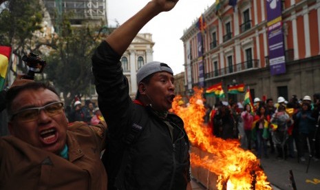 Penentang presiden Bolivia Evo Morales merayakan setelah Morales mengumumkan pengunduran diri di La Paz, Bolivia, Ahad (10/11).