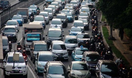 Penerapan ERP di Jalan Nasional: Kendaraan terjebak kemacetandi Jalan Gatot Subroto, Jakarta, Rabu (4/6).