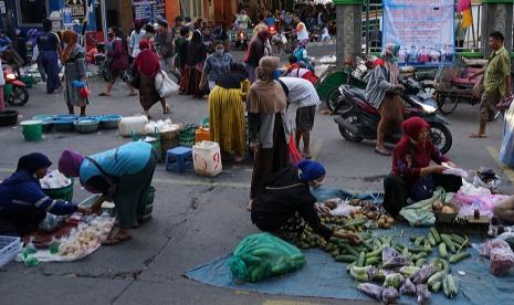 Penerapan lapak berjarak bagi para pedagang pasar 