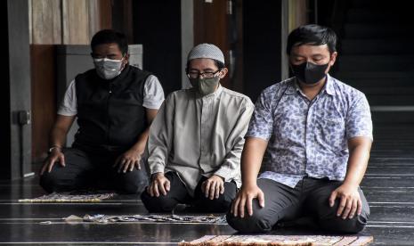 Penerapan protokol kesehatan saat beribadah di masjid. Ilustrasi