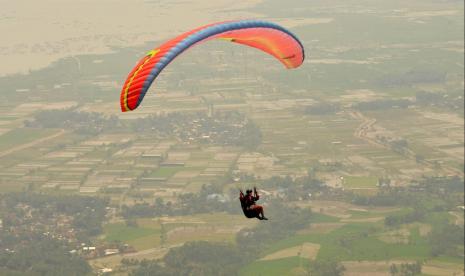 Penerbang berkostum penari Soreng melakukan fun fly untuk menandai dimulainya Kejuaraan Terbuka Paralayang dalam rangka Telomoyo Cup VI tahun 2022, yang dilaksanakan di kawasan Gunung Gajah, Desa Nogosaren, Kecamatan Getasan, Kabupaten Semarang, Jawa Tengah, Ahad (4/9). Kejuaraan terbuka paralayang ini diikuti 58 peserta dari delapan provinsi dan satu peserta asal Swiss.