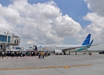 PENERBANGAN PERDANA. Sebuah pesawat milik maskapai penerbangan Garuda Indonesia mendarat perdana di Bandara Internasional Lombok (BIL), Praya, Lombok Tengah, NTB, Sabtu (1/10).