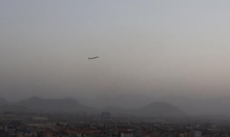 Penerbangan Qatar Airways lepas landas saat operasi penerbangan internasional dilanjutkan di Bandara Internasional Hamid Karzai di Kabul, Afghanistan, 09 September 2021