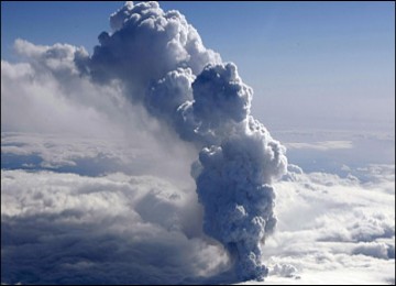 Penerbangan di Eropa Utara terganggu akibat abu gunung berapi Islandia yang menyebar.