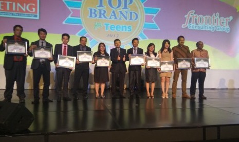 Penerbit Erlangga Raih Top Brand for Teens Award