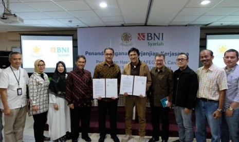 Penerbitan Kartu Pembiayaan Hasanah KAFEGAMA MM Card  (kiri ke kanan) Pemimpin Wilayah Jabodetabek Plus BNI Syariah, Ali Muafa; Wakil Bendahara KAFEGAMA–MM, Dhias Widhiyati; Pemimpin Card Business Desk BNI Syariah, Endang Rosawati; Rektor Universitas Gadjah Mada (UGM), Panut Mulyono; SEVP Bisnis Ritel dan Jaringan BNI Syariah, Iwan Abdi; Ketua KAFEGAMA–MM, Ahmad Zulfikar Fawzi (Ikang Fawzi);  Direktur Kampus Jakarta MM-FEB-UGM, Eduardus Tandel.