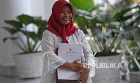 Penerima amnesti dari presiden, Baiq Nuril Maknun membawa salinan petikan Keppres Amnesti usai bertemu dengan Presiden Joko Widodo di Istana Bogor, Jawa Barat, Jumat (2/8/2019).