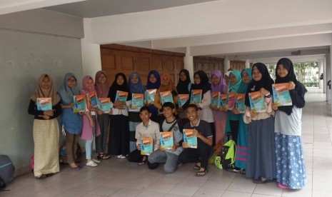 Penerima manfaat Gerakan Cinta Anak Tani (GCAT) saat penyerahan buku soal. 