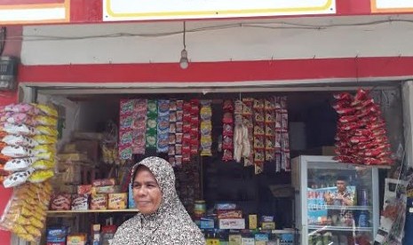 Penerima manfaat pemberdayaan ekonomi BAZNAS, Ninhadir (43 tahun) di depan warungnya, Z Mart Jl. RH Panji 2 RT 01 RW 04 Kampung Masjid Bojong Gede, Kabupaten Bogor.